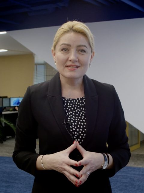 Allianz-Țiriac manager speaking to colleagues in the company’s offices